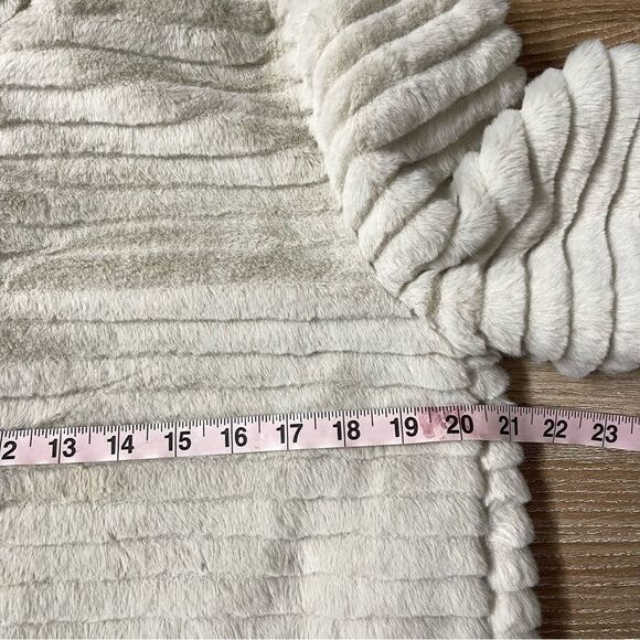 Betsey Johnson Beige Faux Fur Cropped Jacket Size Medium - Picture 9 of 15